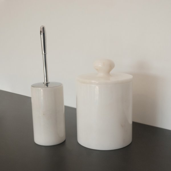 Badrumsset i vit Thassosmarmor med 2 delar Badrumsset i vit Thassosmarmor med 2 delar