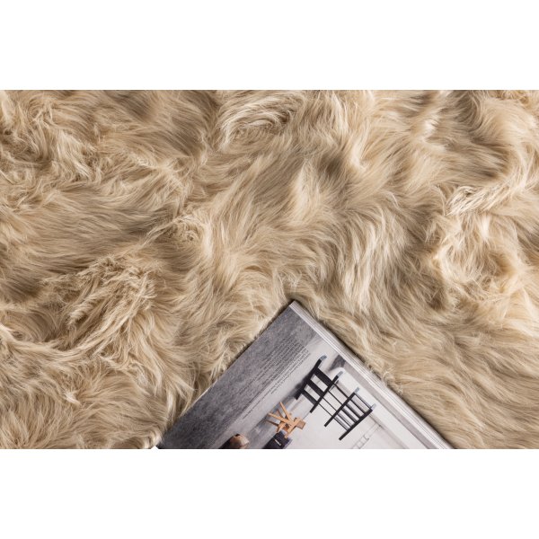 Katy fäll 230 x 160 cm - Beige fuskpäls Katy fäll 230 x 160 cm - Beige fuskpäls