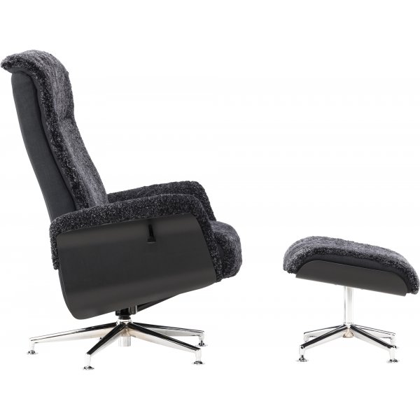 Ulla fåtölj med fotpall i fårskinn - Mörkgrå / Svartbets / Krom + Fläckborttagare för möbler Ulla fåtölj med fotpall i fårskinn - Mörkgrå / Svartbets / Krom + Fläckborttagare för möbler