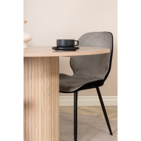 Bianca Matgrupp runt vitputsat matbord med 4 st Emma gr�/svart stolar