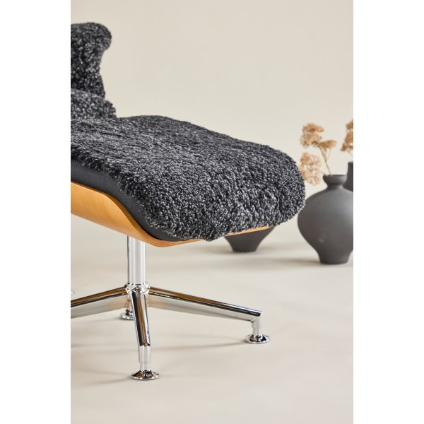 Ulla f�t�lj med fotpall i ek - M�rkgr� f�rskinn + Textilreng�ring f�r m�bler