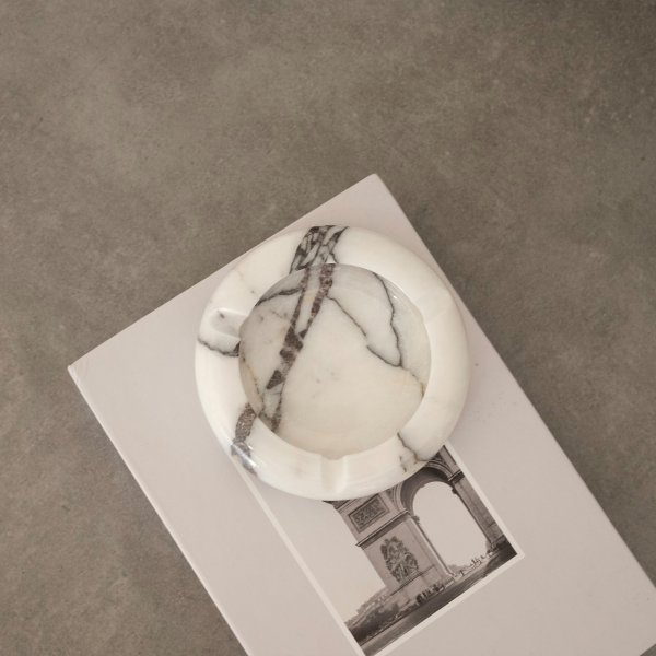 Runt askfat i vit marmor från Sicilien Runt askfat i vit marmor från Sicilien