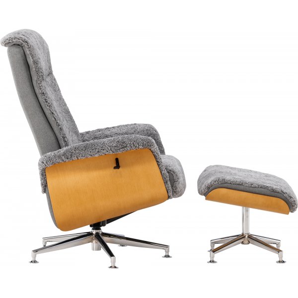 Ulla fåtölj med fotpall i fårskinn - Grå / Ek / Krom + Möbeltassar Ulla fåtölj med fotpall i fårskinn - Grå / Ek / Krom + Möbeltassar