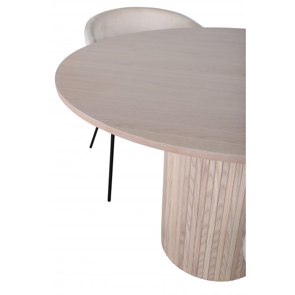 Bianca Matgrupp runt vitputsat matbord med 4 st Berit beige stolar