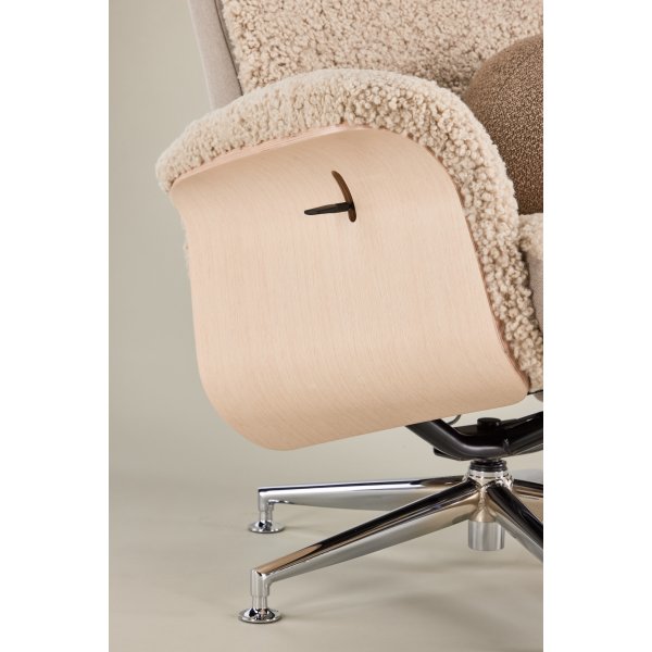 Ulla fåtölj med fotpall i fårskinn - Beige / Whitewash / Krom + Textilrengöring för möbler Ulla fåtölj med fotpall i fårskinn - Beige / Whitewash / Krom + Textilrengöring för möbler