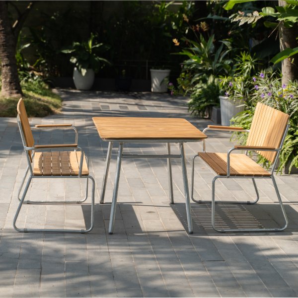 Utegrupp i teak: 2 st soffor med matbord 120x80 cm - Möllan Utegrupp i teak: 2 st soffor med matbord 120x80 cm - Möllan