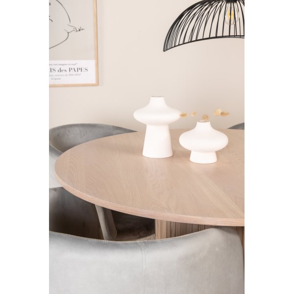 Bianca Matgrupp runt vitputsat matbord med 4 st Berit grå stolar Bianca Matgrupp runt vitputsat matbord med 4 st Berit grå stolar