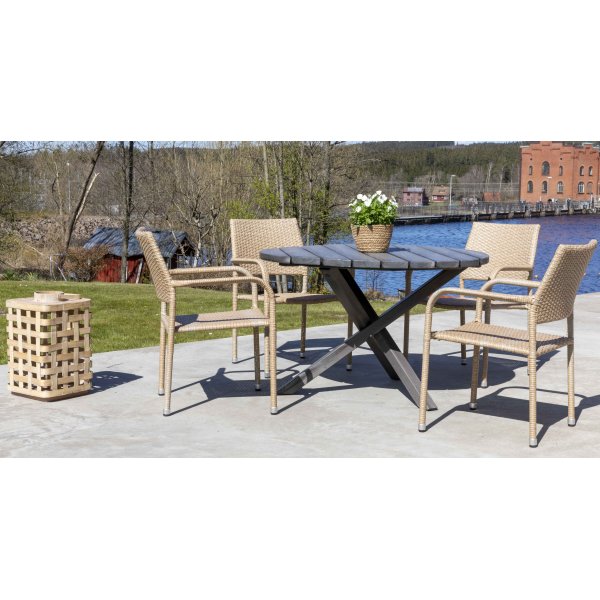 Scottsdale utematgrupp med 4 st karmstolar (stapelbara) och matbord Ø112 cm - Natur Scottsdale utematgrupp med 4 st karmstolar (stapelbara) och matbord Ø112 cm - Natur