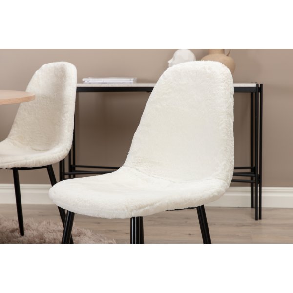 Bianca Matgrupp runt vitputsat matbord med 4 st Polar vit stolar Bianca Matgrupp runt vitputsat matbord med 4 st Polar vit stolar