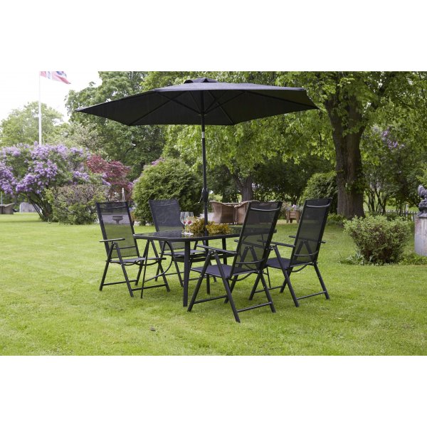 Bjurvik matgrupp; bord med 4 st stolar plus parasol By Martinsen - Svart