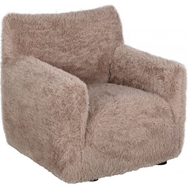 Fåtölj i fluffigt nougatfärgat tyg Fåtölj i fluffigt nougatfärgat tyg