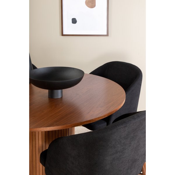 Bianca Matgrupp runt valnöt matbord med 4 st Arch svart stolar Bianca Matgrupp runt valnöt matbord med 4 st Arch svart stolar