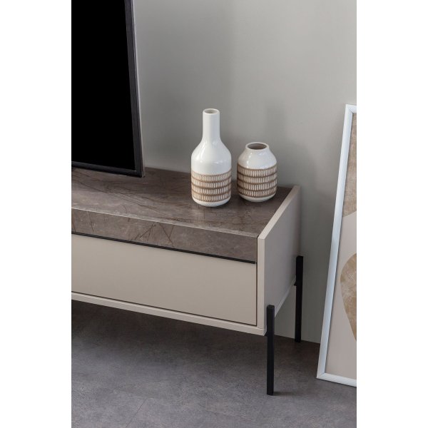 Beskar TV-bänk - Sandsten/svart Beskar TV-bänk - Sandsten/svart