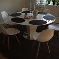 Fantastiskt bord. Snyggt och vi ryms många runt det. Och alla runt bordet kan umgås tillsammans Cecilia Matbord runt ø150 cm - Vit/krom