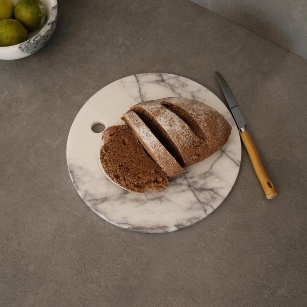 Rund skärbräda i vit marmor från Sicilien - ?Ø25 cm Rund skärbräda i vit marmor från Sicilien - ?Ø25 cm