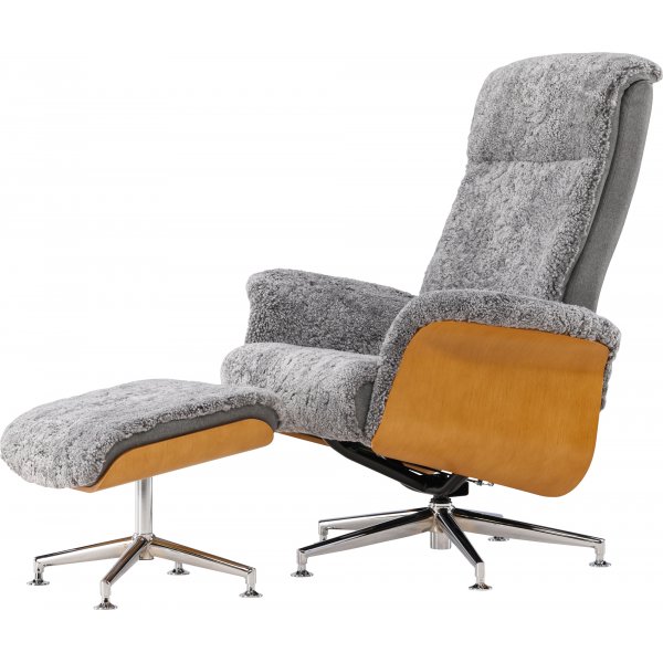 Ulla fåtölj med fotpall i fårskinn - Grå / Ek / Krom + Möbeltassar Ulla fåtölj med fotpall i fårskinn - Grå / Ek / Krom + Möbeltassar