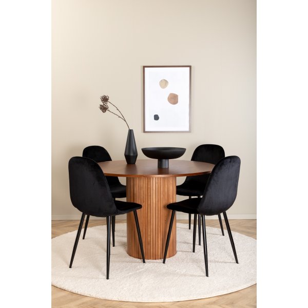 Bianca Matgrupp runt valnt matbord med 4 st Polar svart stolar