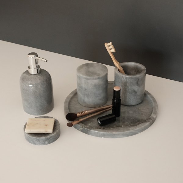 Badrumsset i gr marmor frn Verona med 5 delar