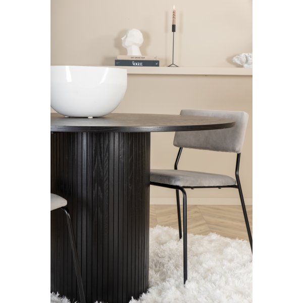 Bianca Matgrupp runt svart matbord med 4 st Kenth grå stolar Bianca Matgrupp runt svart matbord med 4 st Kenth grå stolar