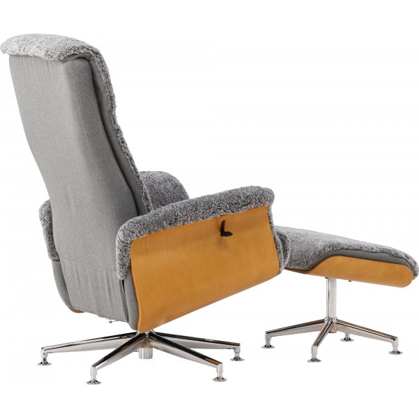 Ulla fåtölj med fotpall i fårskinn - Grå / Ek / Krom + Möbeltassar Ulla fåtölj med fotpall i fårskinn - Grå / Ek / Krom + Möbeltassar