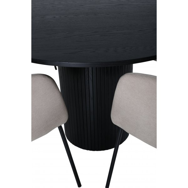 Bianca Matgrupp runt svart matbord med 4 st Berit beige stolar