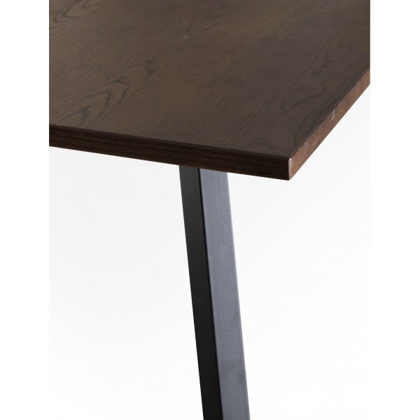 Freddy lngt matbord fr 10 personer i brunoljad ek med svarta metallben - 240x95 cm