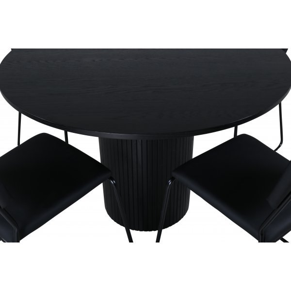 Bianca Matgrupp runt svart matbord med 4 st Kenth svart stolar
