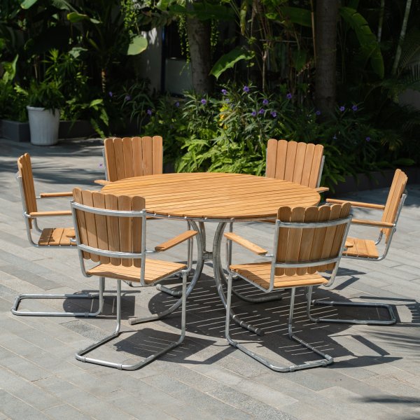 Möllan utegrupp i teak: 6 st karmstolar med matbord Ø130 cm Möllan utegrupp i teak: 6 st karmstolar med matbord Ø130 cm