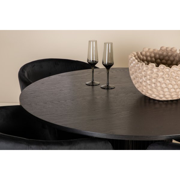 Bianca Matgrupp runt svart matbord med 4 st Berit svart stolar Bianca Matgrupp runt svart matbord med 4 st Berit svart stolar