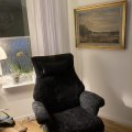 Kundbild Ullrik fårskinnsfåtölj i mörkgrått fårskinn: Härligt sköna fåtöljer, snygga och...