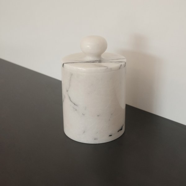 Badrumsset i vit marmor från Sicilien med 7 delar Badrumsset i vit marmor från Sicilien med 7 delar