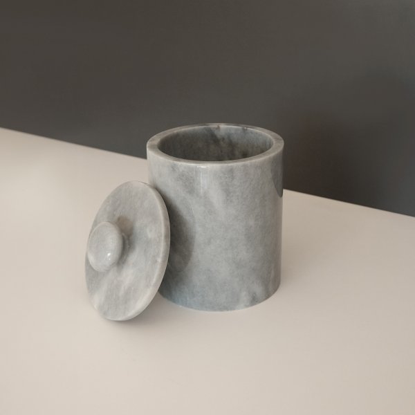 Burk i gr marmor frn Verona