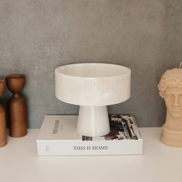 Fat med fot i vit Thassosmarmor