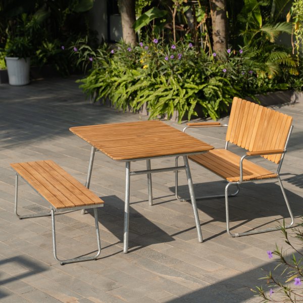 Möllan utegrupp i teak: soffa + bänk och matbord 120x80 cm Möllan utegrupp i teak: soffa + bänk och matbord 120x80 cm