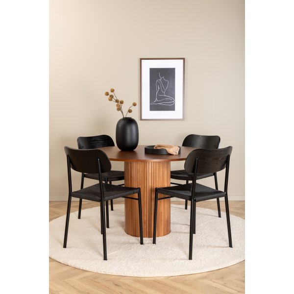 Bianca Matgrupp runt valnt matbord med 4 st Polly svart stolar