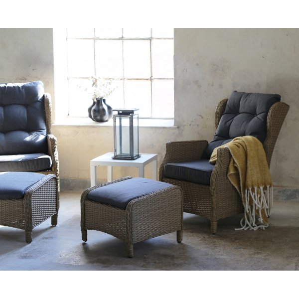 Santiago uteset; st�llbara f�t�ljer med fotpallar