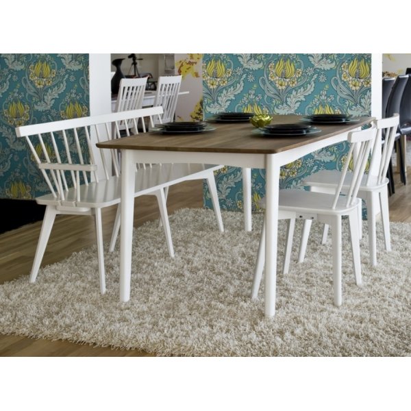 Särö pinnsoffa i klassisk vit design Särö pinnsoffa i klassisk vit design