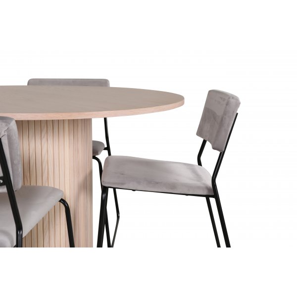 Bianca Matgrupp runt vitputsat matbord med 4 st Kenth gr� stolar
