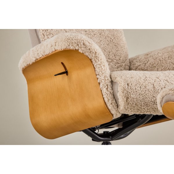 Ulla fåtölj med fotpall i fårskinn - Beige / Ek / Krom + Textilrengöring för möbler Ulla fåtölj med fotpall i fårskinn - Beige / Ek / Krom + Textilrengöring för möbler