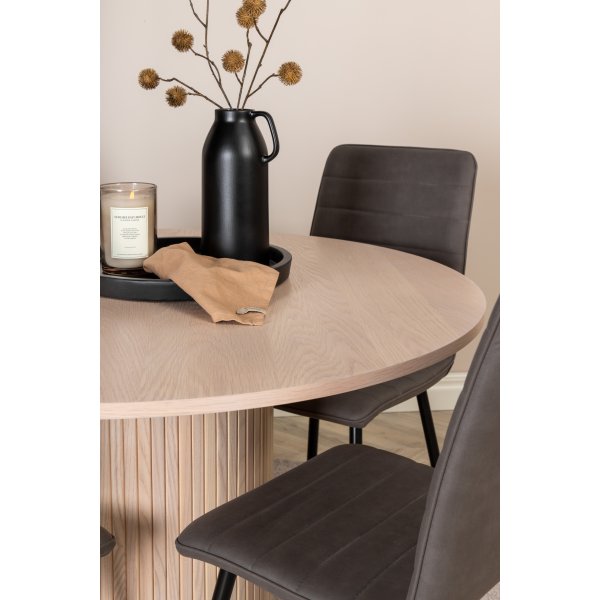 Bianca Matgrupp runt vitputsat matbord med 4 st Windu Lyx grå stolar Bianca Matgrupp runt vitputsat matbord med 4 st Windu Lyx grå stolar