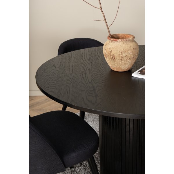 Bianca Matgrupp runt svart matbord med 4 st Velvet svart stolar Bianca Matgrupp runt svart matbord med 4 st Velvet svart stolar