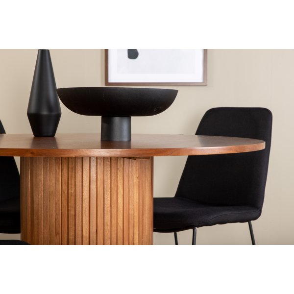 Bianca Matgrupp runt valnöt matbord med 4 st Muce svart stolar Bianca Matgrupp runt valnöt matbord med 4 st Muce svart stolar