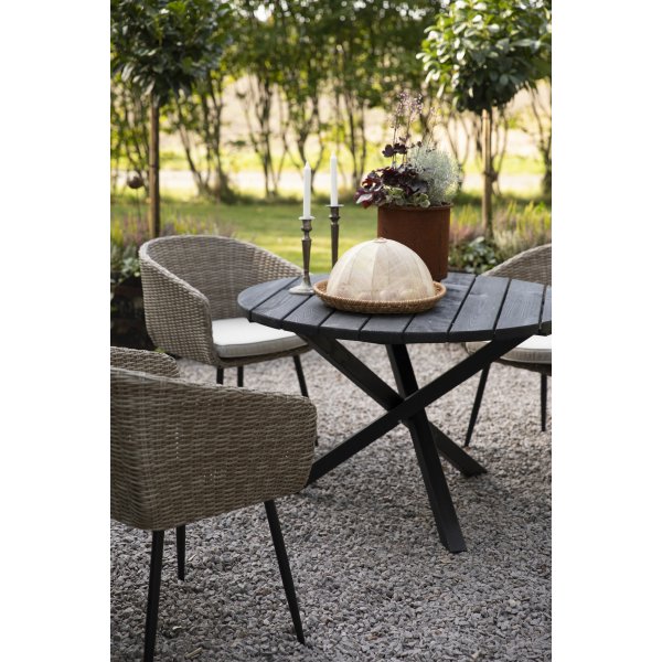 Utegrupp: svart matbord runt Ø112 cm med 4 st karmstolar Utegrupp: svart matbord runt Ø112 cm med 4 st karmstolar