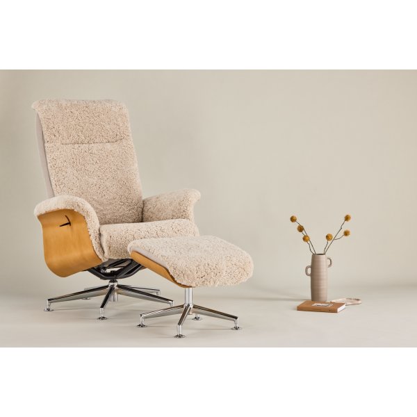 Ulla fåtölj med fotpall i fårskinn - Beige / Ek / Krom + Textilrengöring för möbler Ulla fåtölj med fotpall i fårskinn - Beige / Ek / Krom + Textilrengöring för möbler