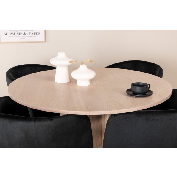 Bianca Matgrupp runt vitputsat matbord med 4 st Berit svart stolar