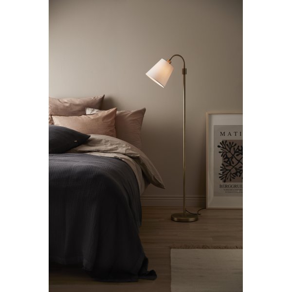 Amy enarmad golvlampa - Antikmässing - 150 cm Amy enarmad golvlampa - Antikmässing - 150 cm