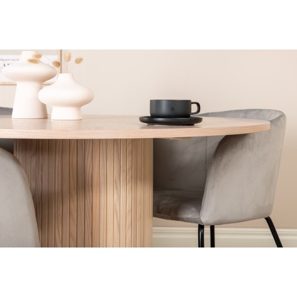 Bianca Matgrupp runt vitputsat matbord med 4 st Berit grå stolar Bianca Matgrupp runt vitputsat matbord med 4 st Berit grå stolar