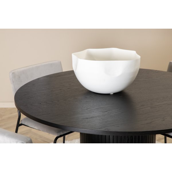 Bianca Matgrupp runt svart matbord med 4 st Kenth grå stolar Bianca Matgrupp runt svart matbord med 4 st Kenth grå stolar