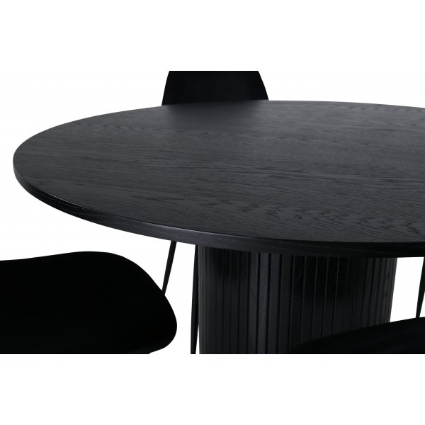 Bianca Matgrupp runt svart matbord med 4 st Polar svart stolar