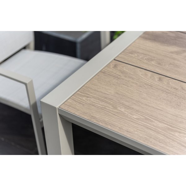 Urbanite matgrupp med matbord 160 cm och 4 st stapelbara matstolar - Beige Urbanite matgrupp med matbord 160 cm och 4 st stapelbara matstolar - Beige
